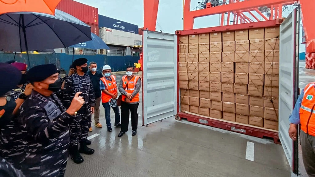 Tau chien Indonesia chan tau mang co Singapore dang di toi Malaysia hinh anh