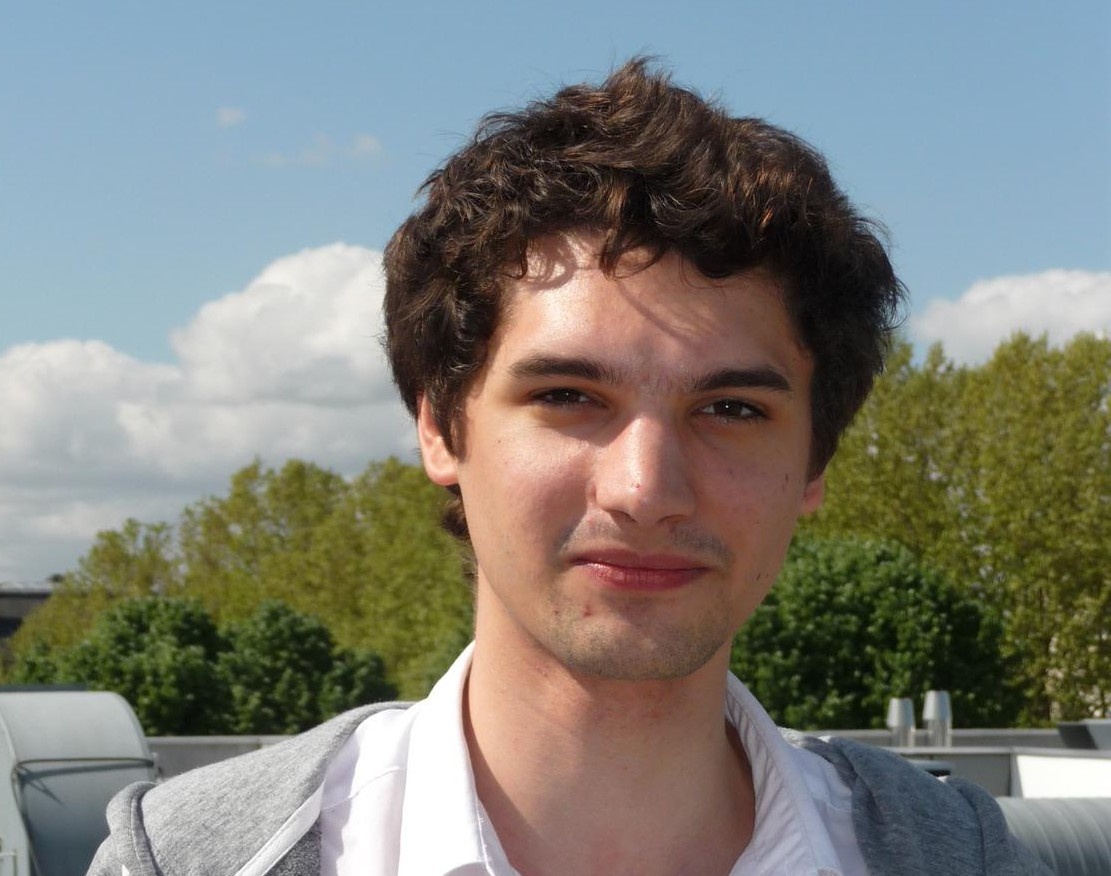 Nha bao Phap thiet mang o Ukraine hinh anh