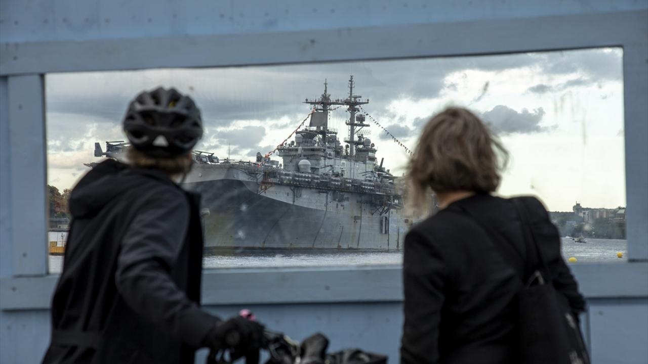 Hon 40 chien ham NATO den Stockholm hinh anh