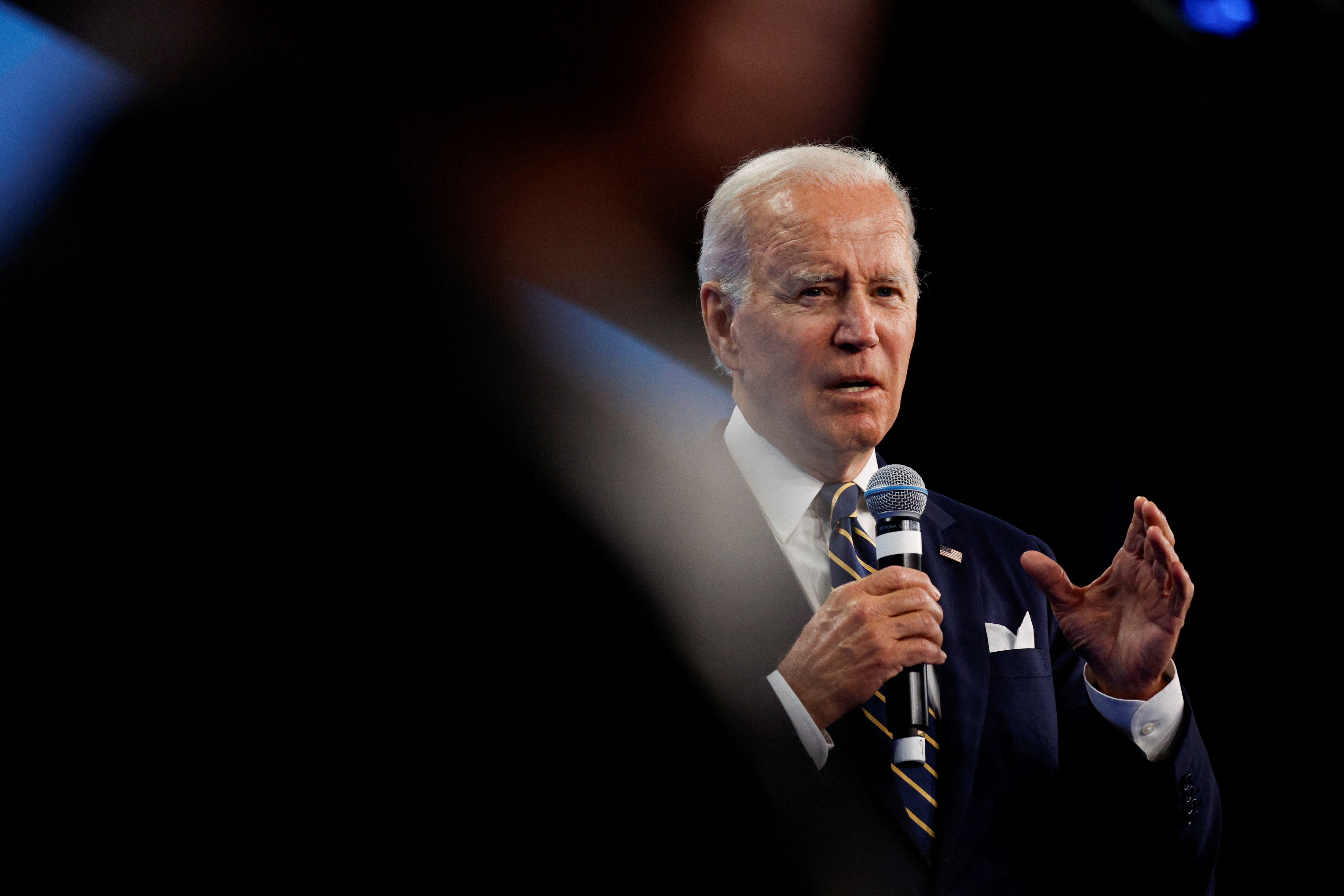 The kho cua ong Biden khi gia xang khong ngung tang hinh anh