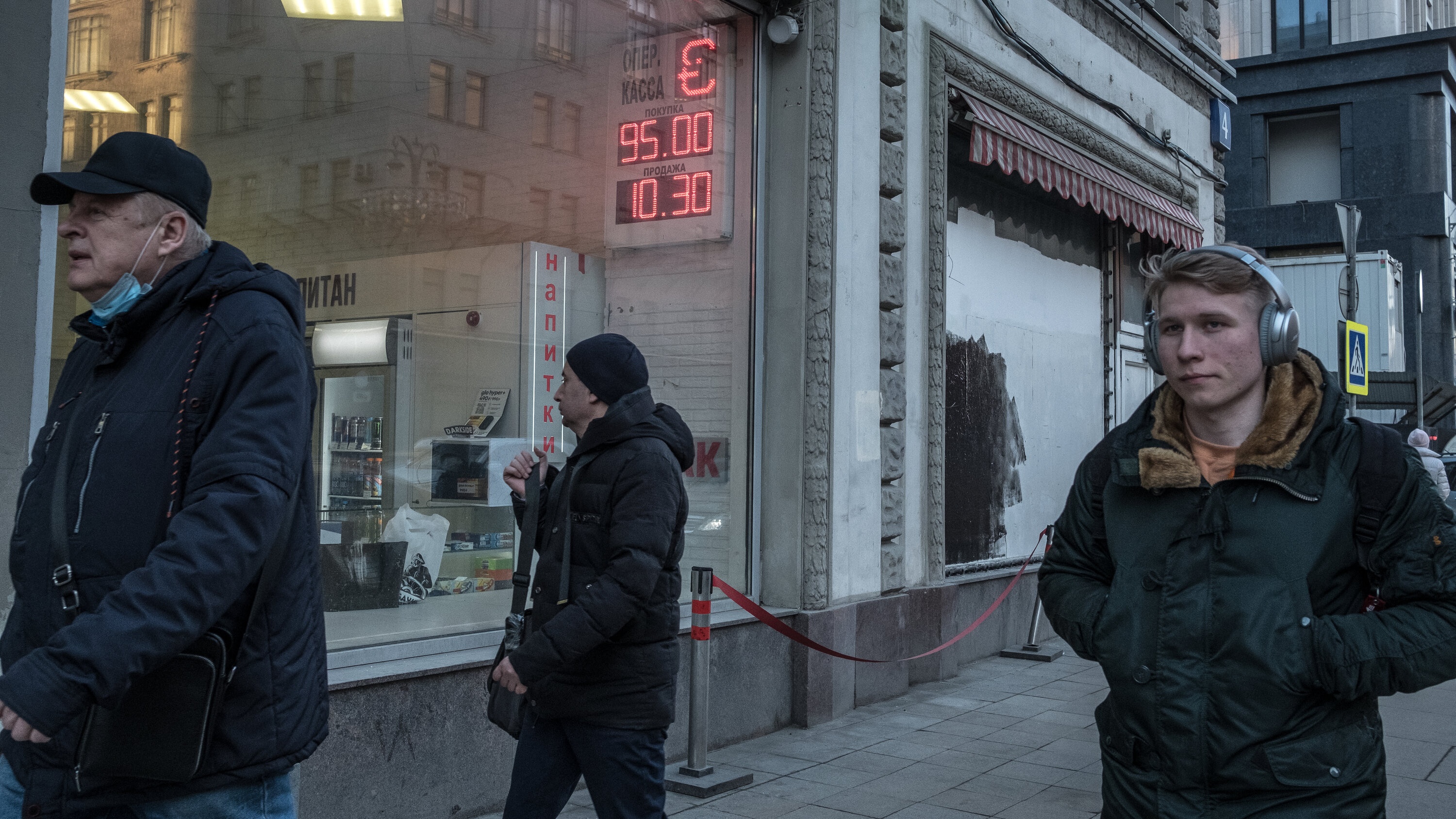 Nga hoa giai lenh trung phat tu phuong Tay nhu the nao? hinh anh