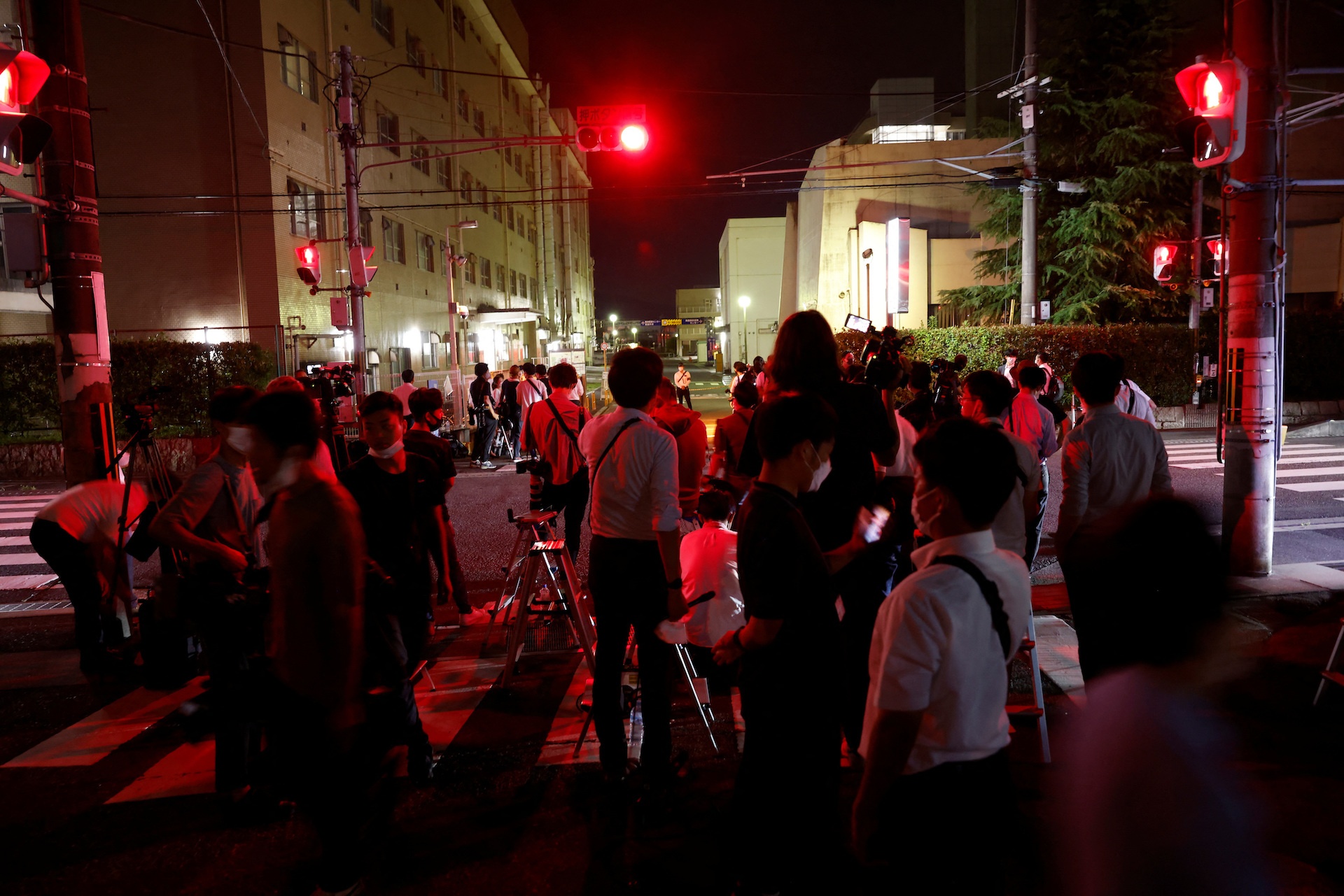 Vi sao ong Abe bi ban tu phia sau nhung dan trung vao nguc? hinh anh