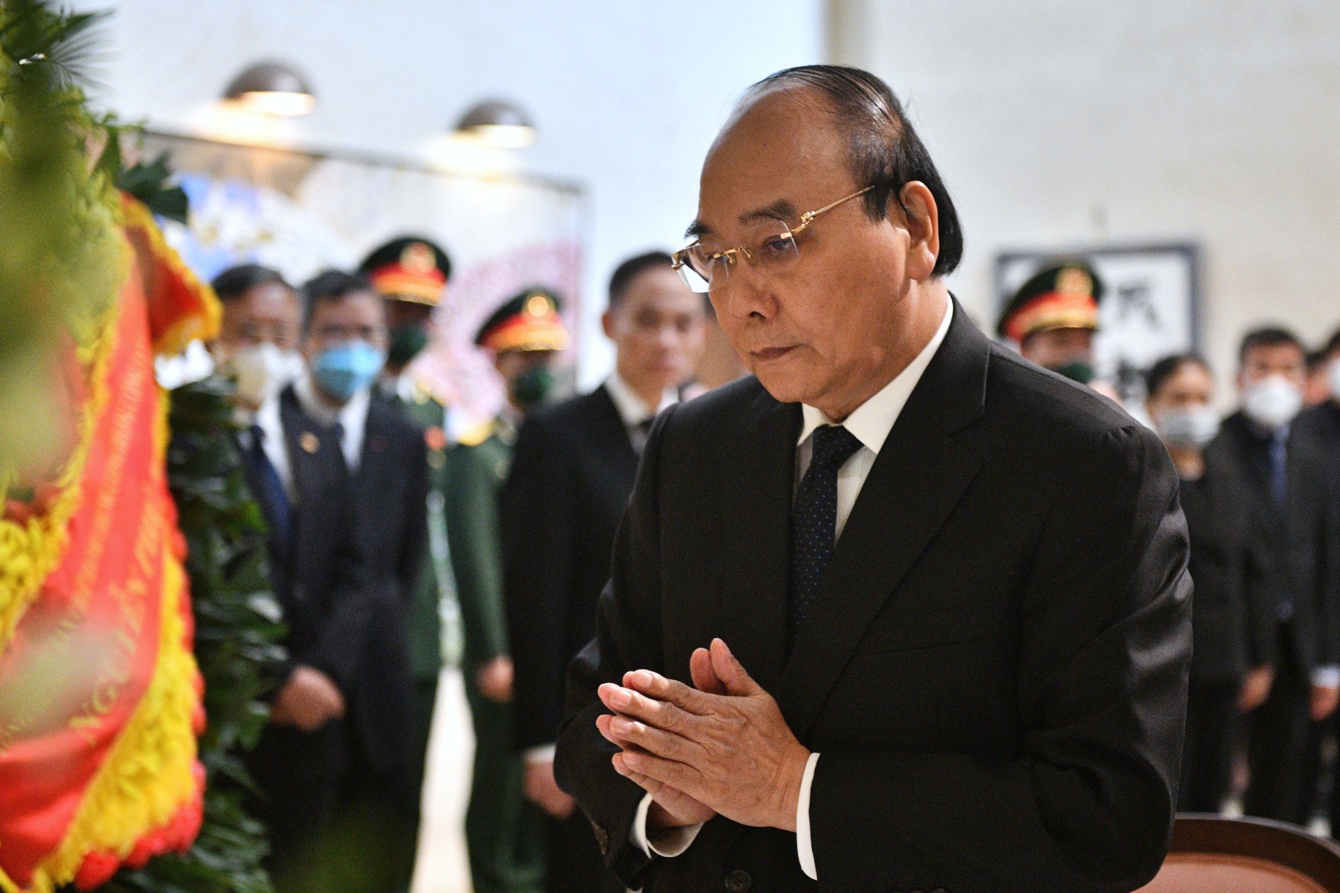 Cac lanh dao Viet Nam den ghi so tang tuong niem ong Abe hinh anh