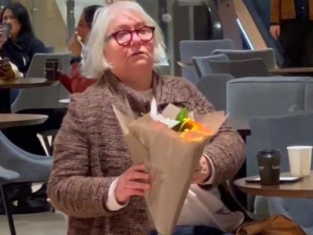 Nguoi phu nu bi cha dap nhan tinh vi video tang hoa 59 trieu luot xem hinh anh