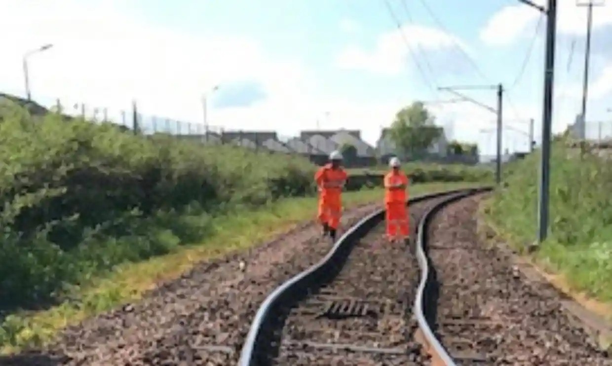 Ly do duong bang nong chay, duong ray bien dang o Anh hinh anh