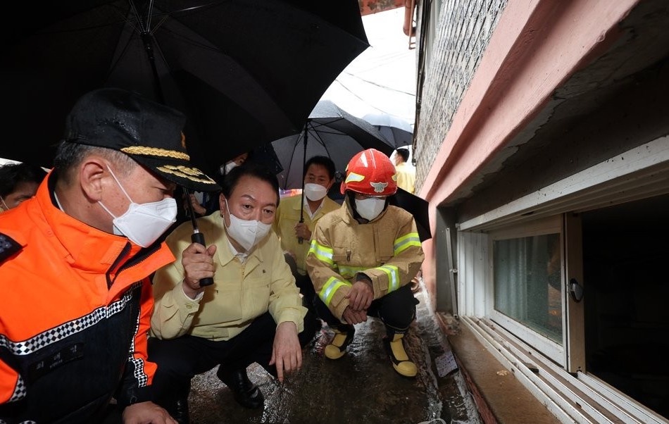 Tong thong Han Quoc toi hien truong gia dinh tu nan trong nha ban ham hinh anh