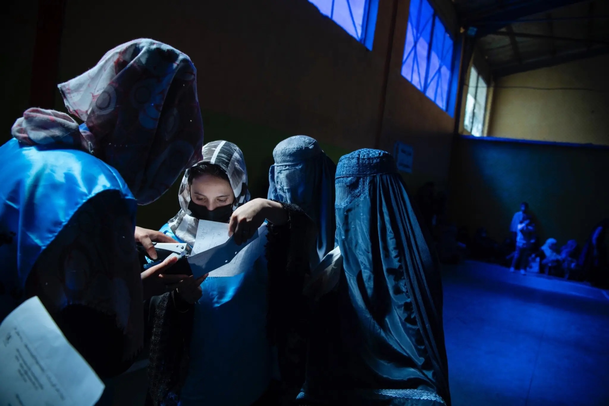 Dieu toi te hon ca kinh te sup do duoi thoi Taliban hinh anh