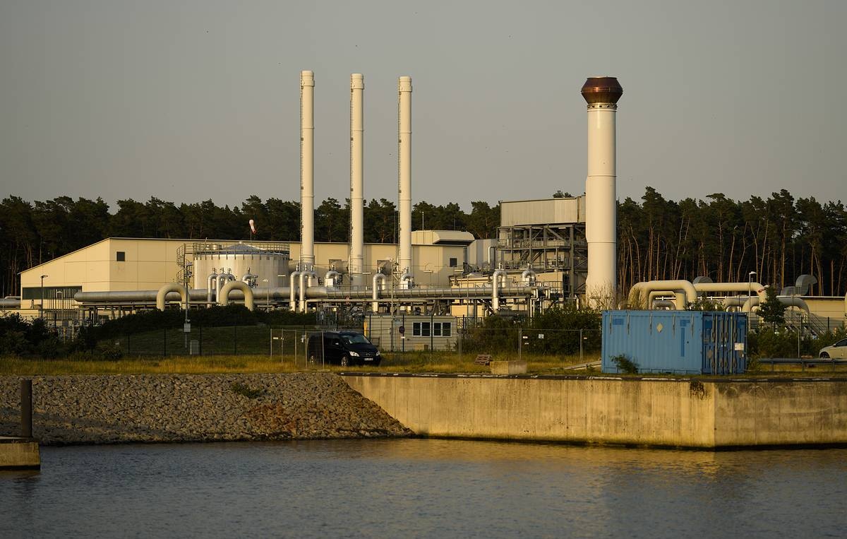 Nga cat khi dot anh 3