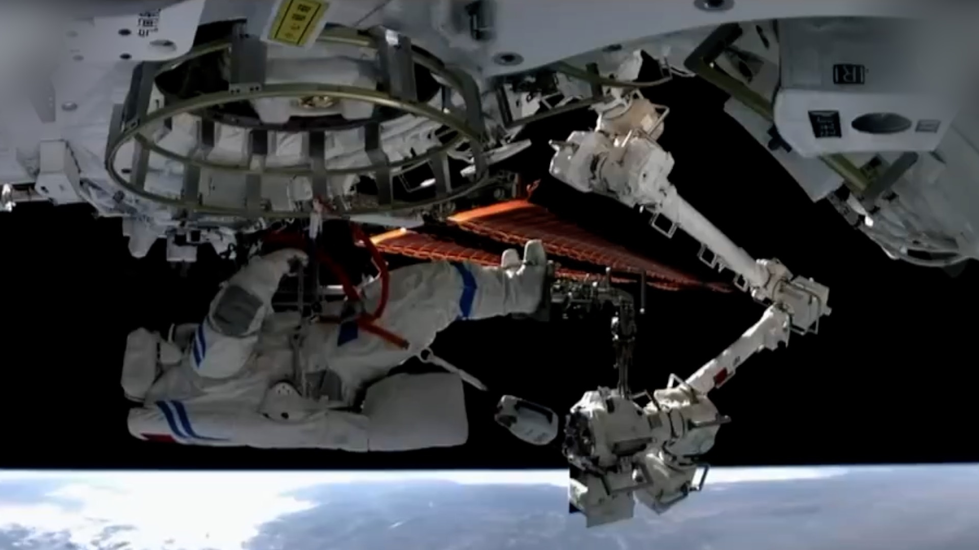 Phi hanh gia Trung Quoc di bo ngoai khong gian hinh anh