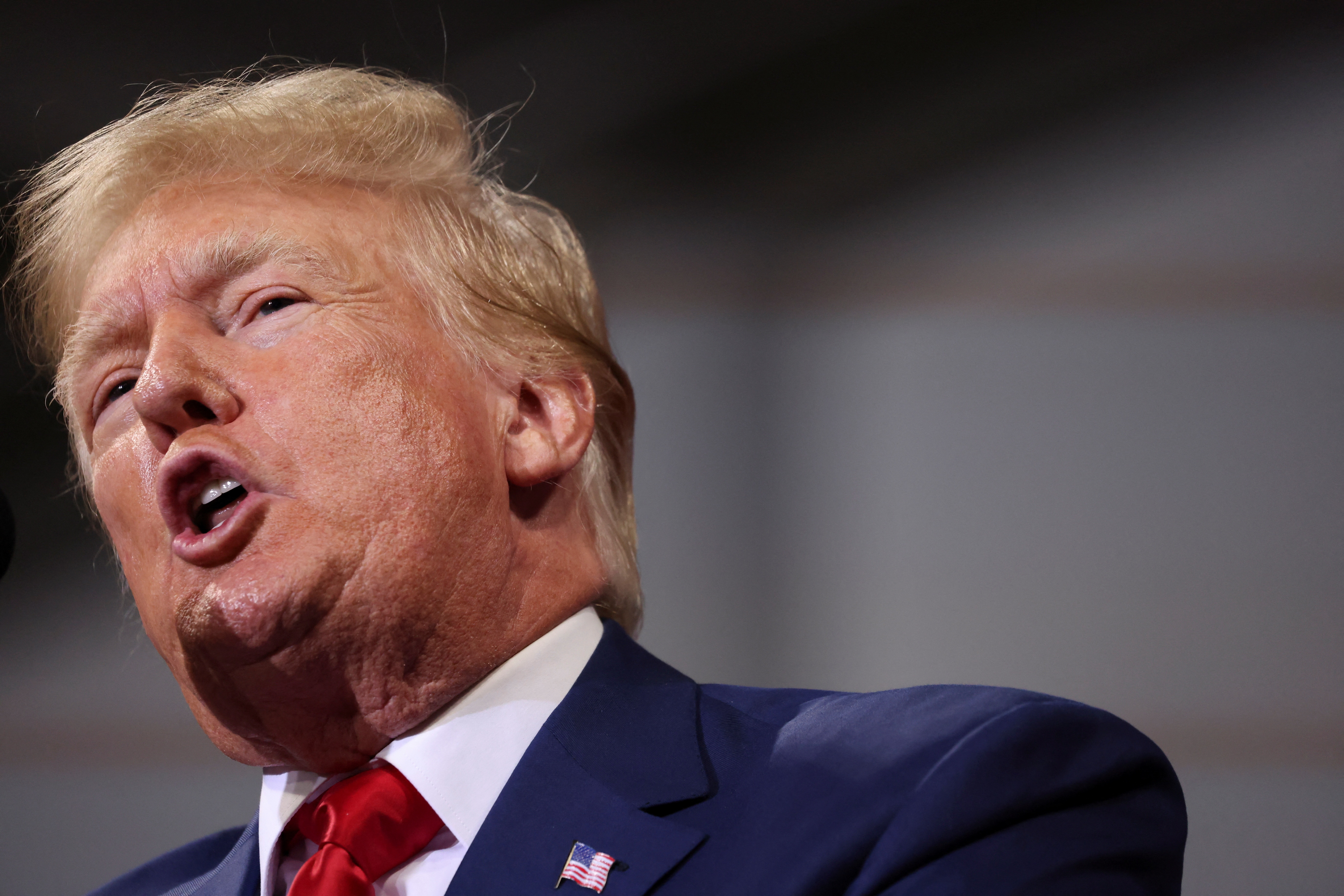 'Mon qua' bat ngo tu ong Trump cho phe Dan chu hinh anh