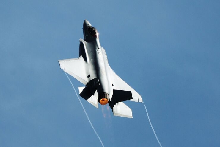 Phi cong My bat ghe phong thoat hiem tu chien dau co F-35 hinh anh