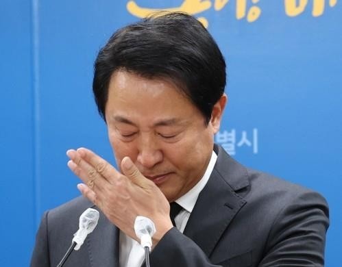 Thi truong Seoul cui dau xin loi hinh anh