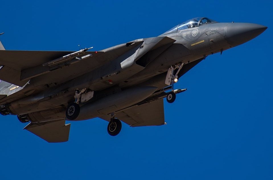 Chien dau co F-15S lao xuong dat, phi cong bat ghe phong thoat hiem hinh anh