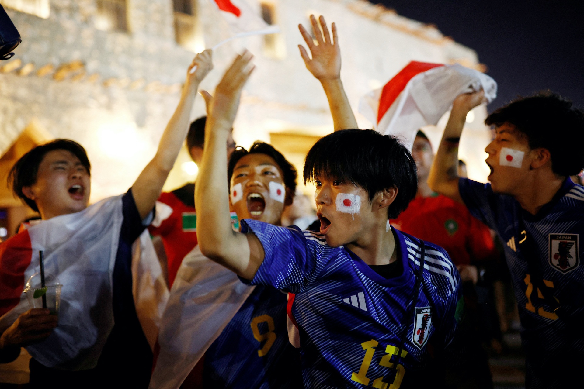 Nguoi dan Nhat Ban keu goi nghi le sau con dia chan o Doha hinh anh