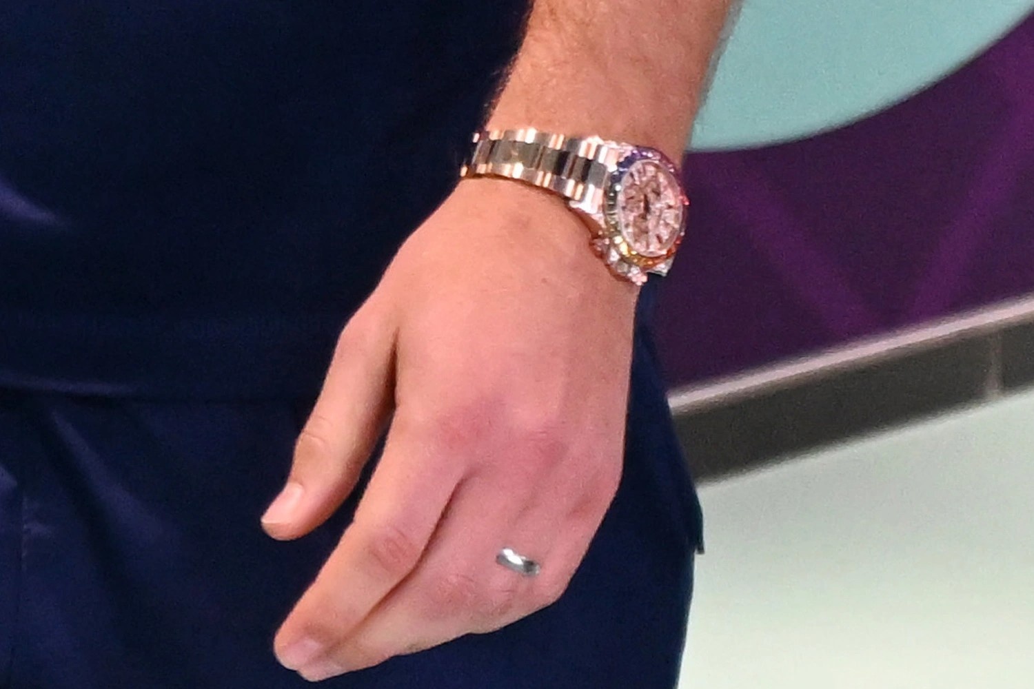 Harry Kane deo dong ho kim cuong cau vong gan mot trieu USD hinh anh