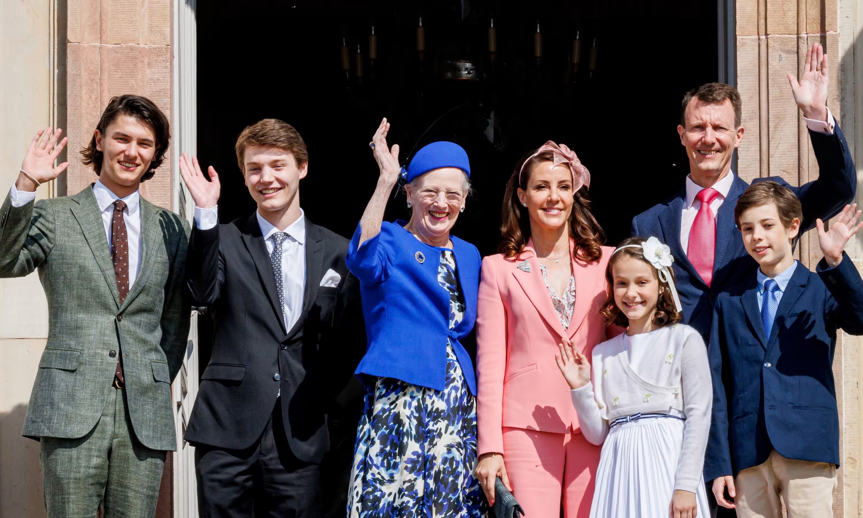 Nhung rac roi khien cac hoang gia tren the gioi gap kho hinh anh