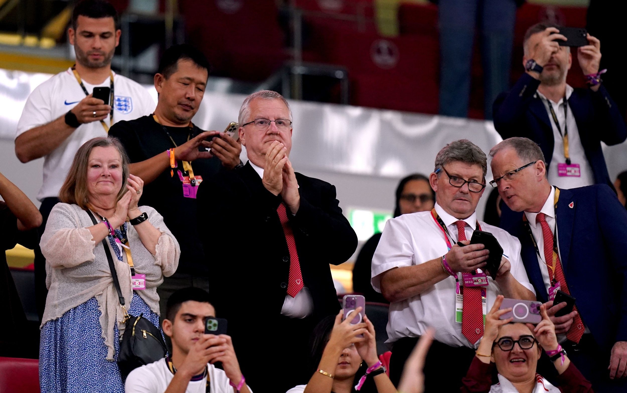 Bo truong xu Wales chi hon 16.000 USD tien thue de tham du World Cup hinh anh