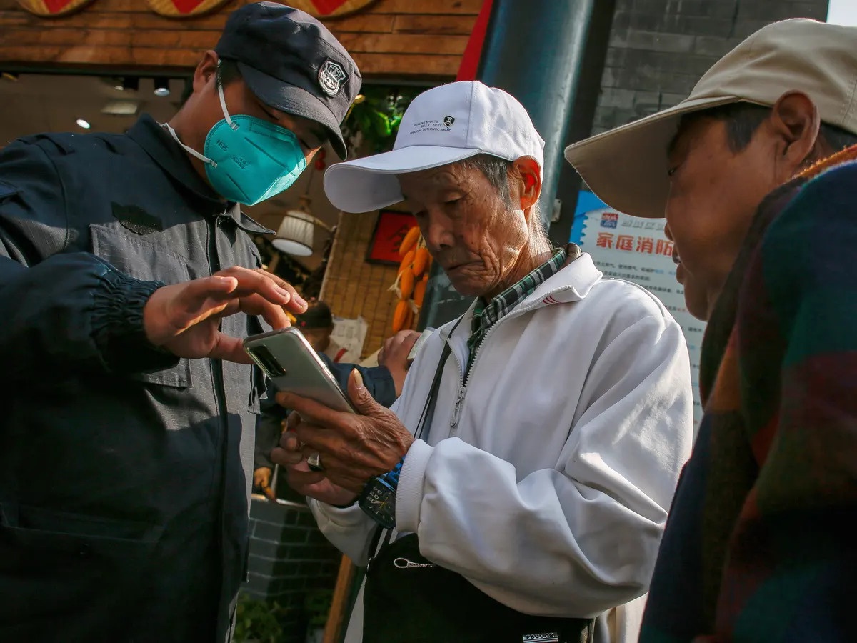 Trung Quoc go bo ung dung truy vet Covid-19 hinh anh