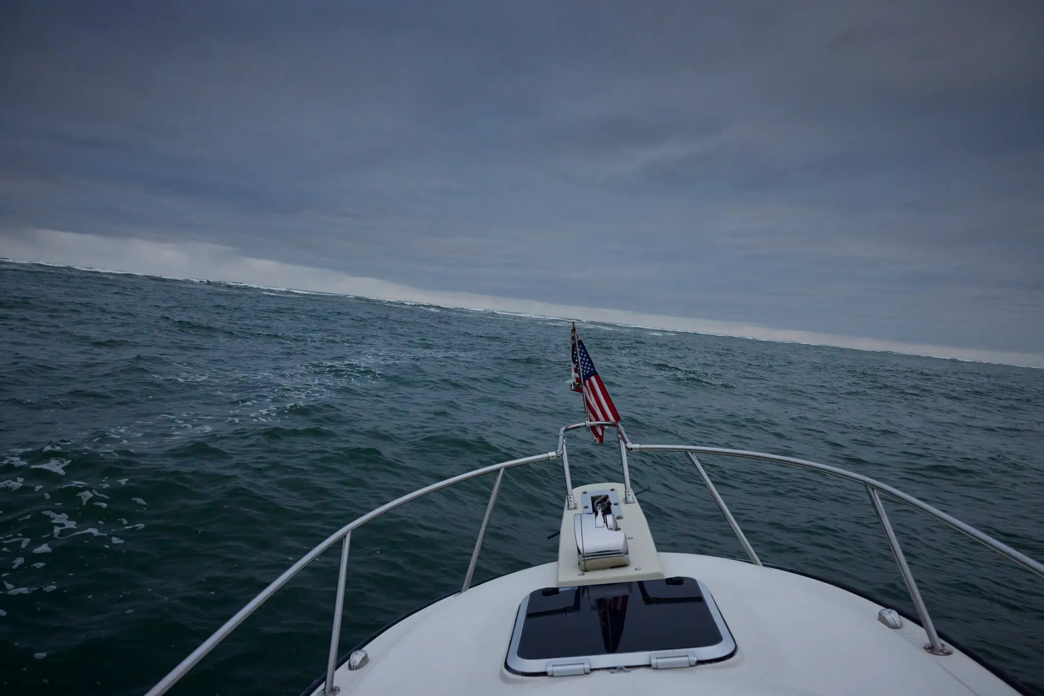 mat tich tren bien anh 1