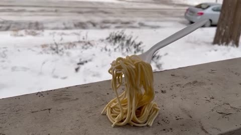 Mi spaghetti dong cung giua khong trung trong tran bao tuyet o My hinh anh