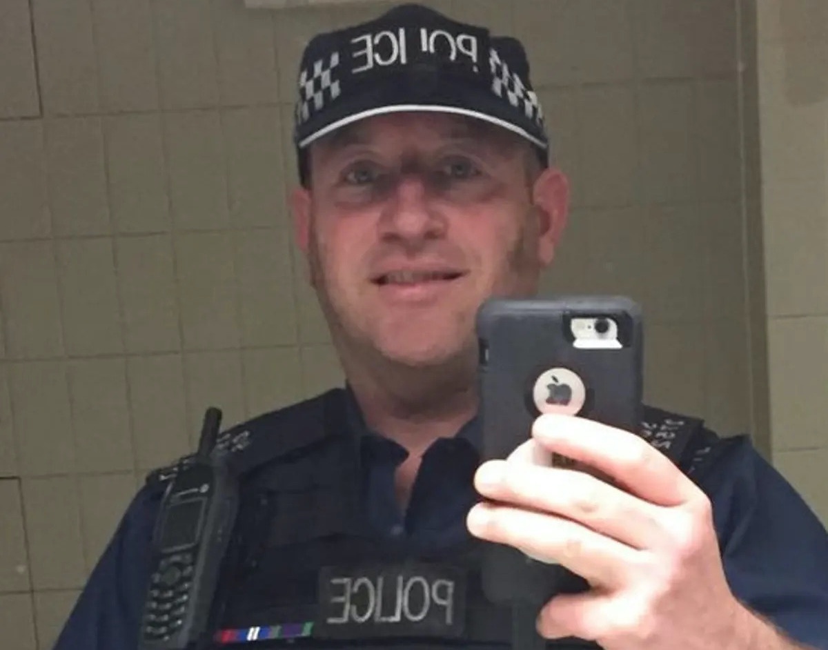 Vu cuong hiep hang loat phoi bay lo hong tuyen dung canh sat Anh hinh anh