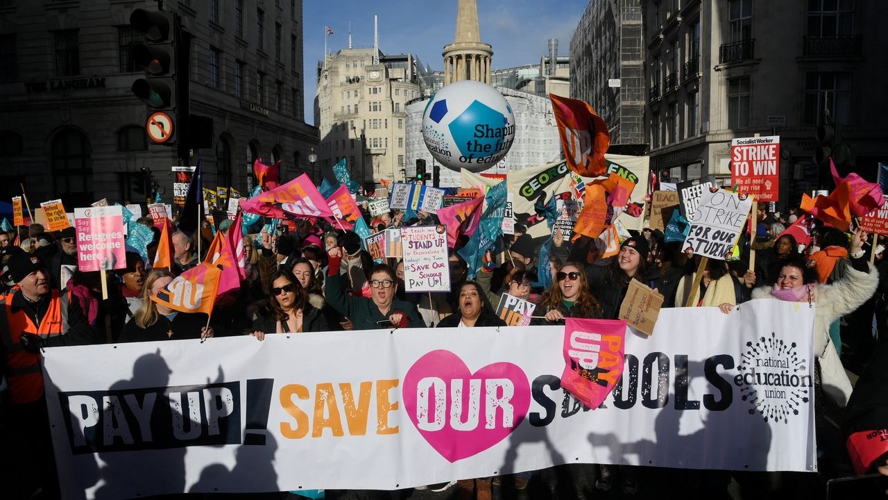 Cuoc dinh cong lon nhat thap ky o Anh hinh anh