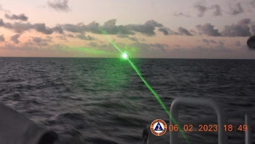 Philippines cao buoc tau Trung Quoc chieu laser o Bien Dong hinh anh