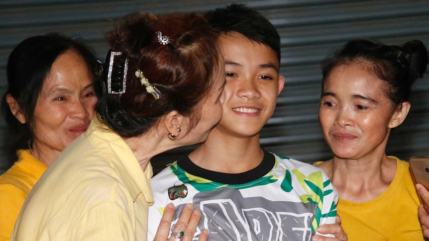 Tin nhan do ve sau khi cau thu duoc cuu tu hang Tham Luang qua doi hinh anh