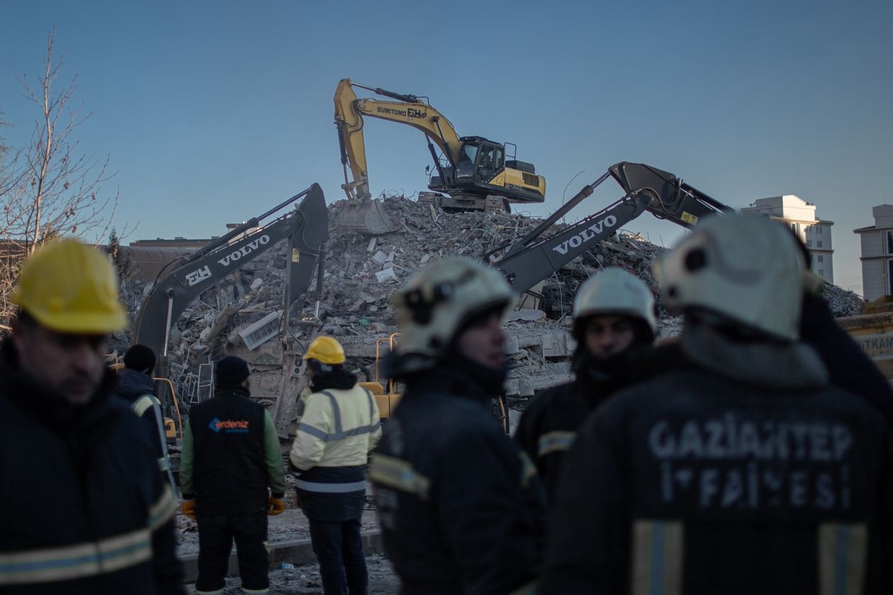 Toa nha hoa mo tap the do dong dat, chu thau noi ‘chi bi do nghieng’ hinh anh