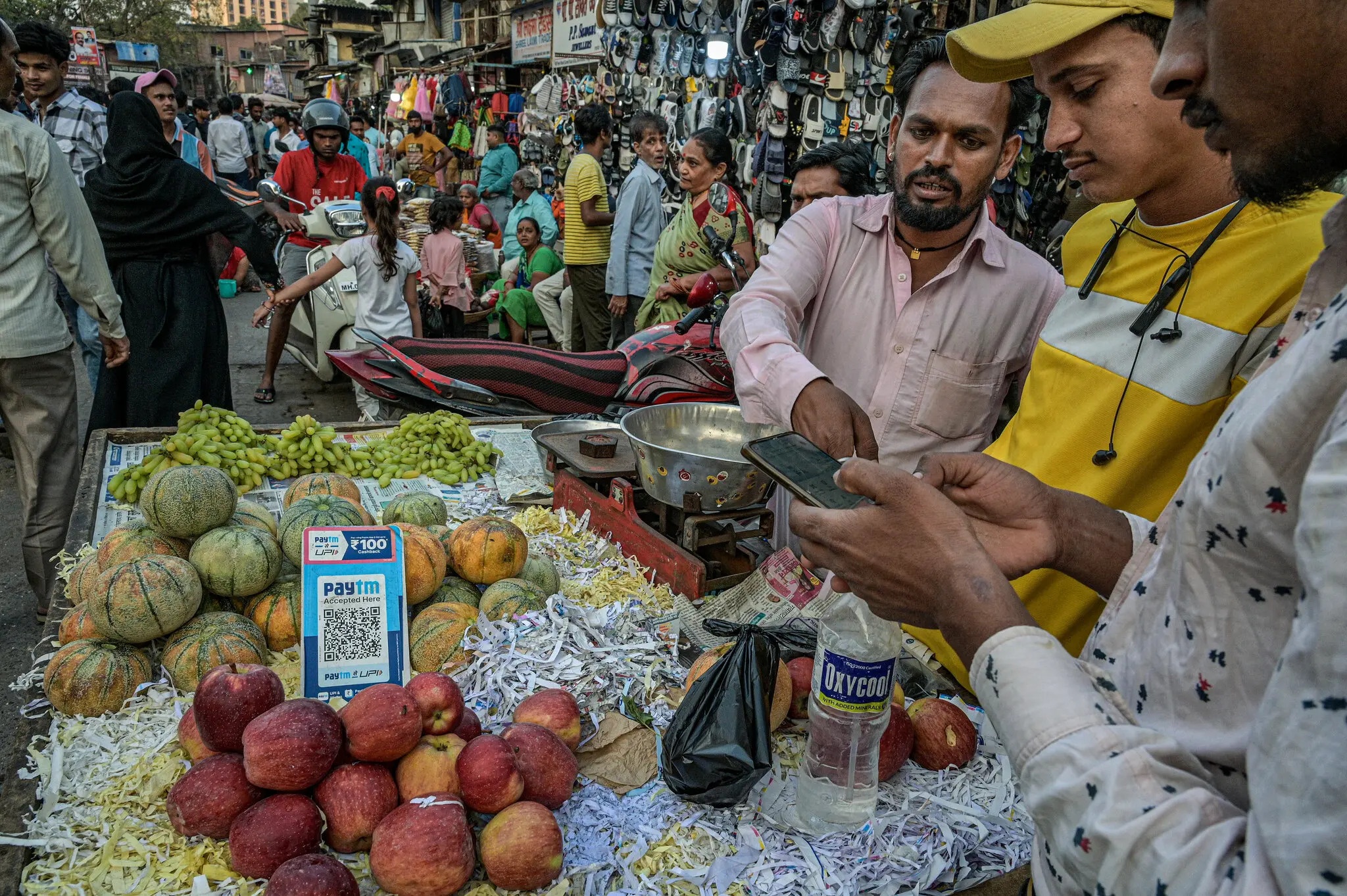O noi nguoi an xin dui ma QR vao oto khi ban noi khong co tien mat hinh anh