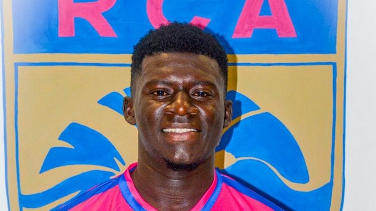 Cau thu Bo Bien Nga tu vong sau khi do guc tren san co hinh anh