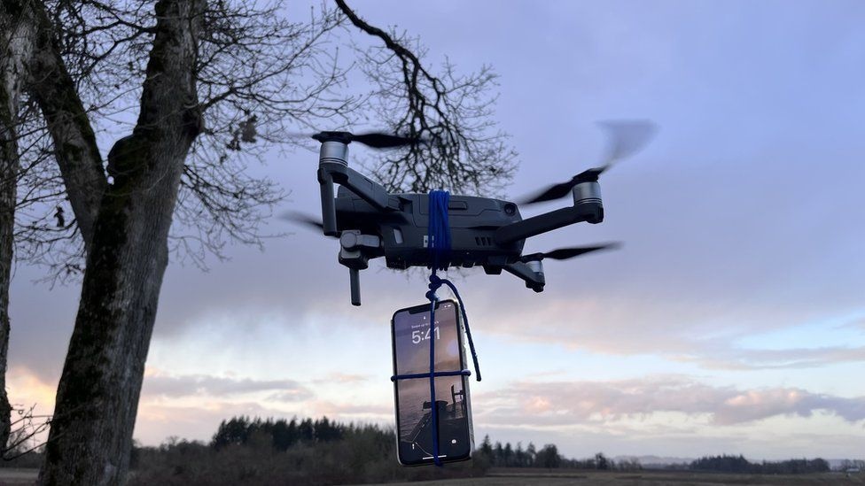 Loi cau cuu trong dien thoai treo tren drone hinh anh