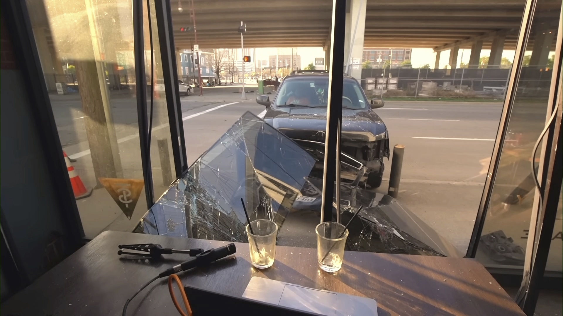 oto lao vao quan anh 2