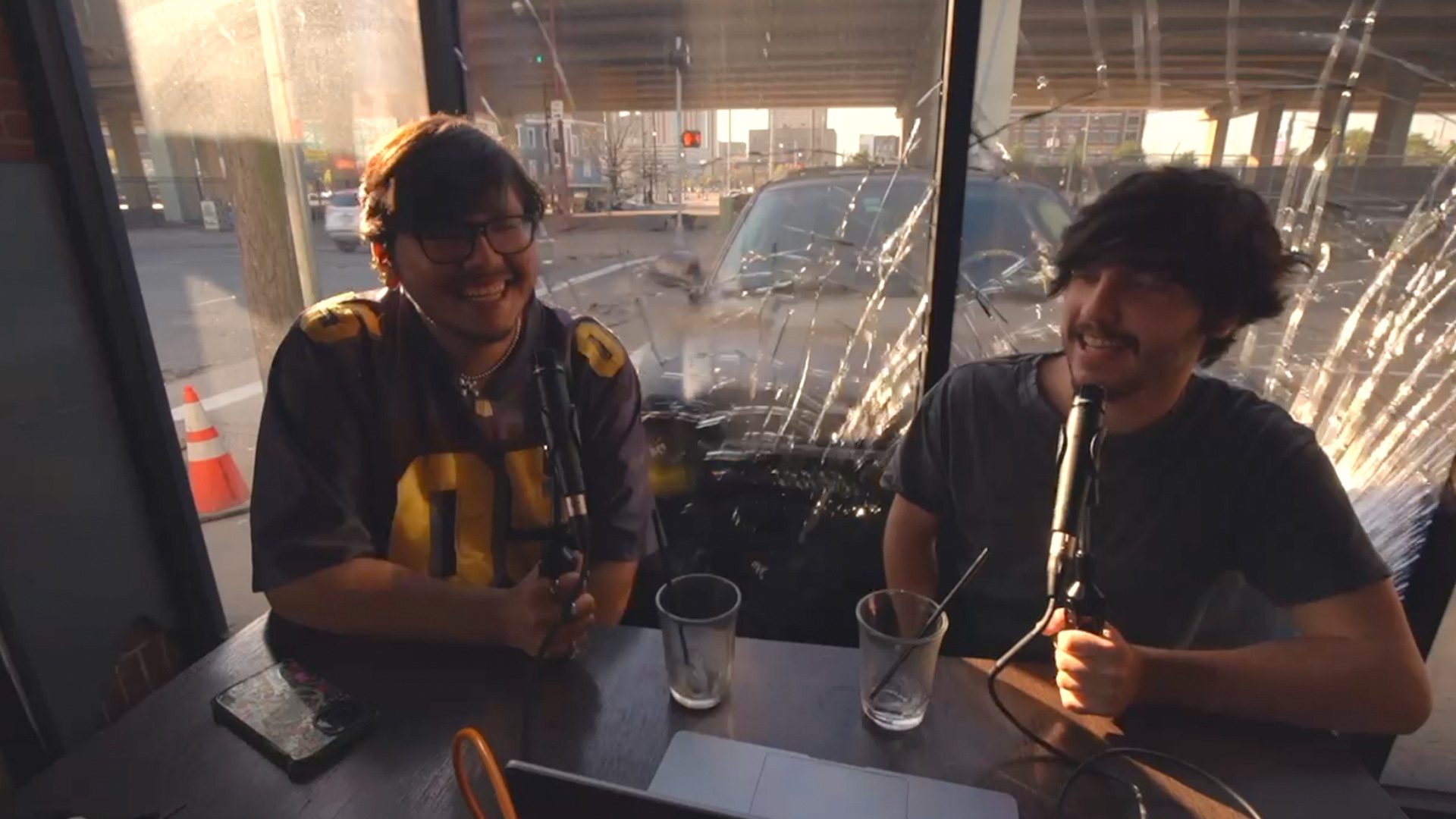 MC vua dut loi, oto lao vao quan ca phe hinh anh