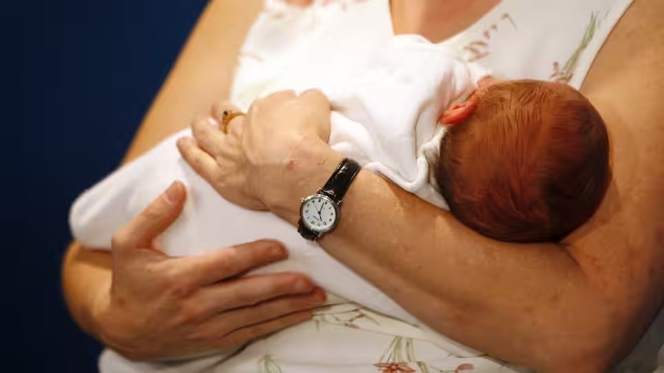 Tham phan Australia duoi nguoi me cho con bu ra khoi toa hinh anh