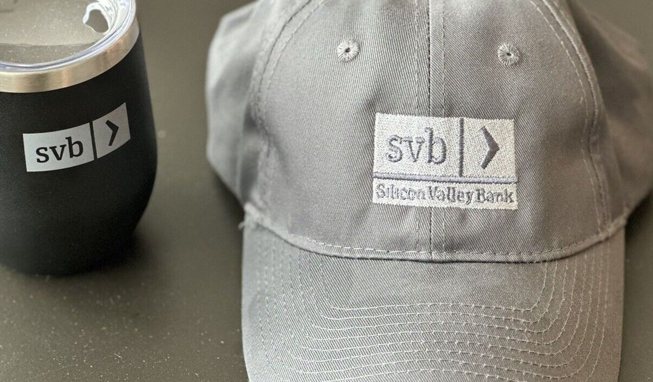 Ngan hang Silicon Valley sup do, vat pham gan logo lai duoc san lung hinh anh