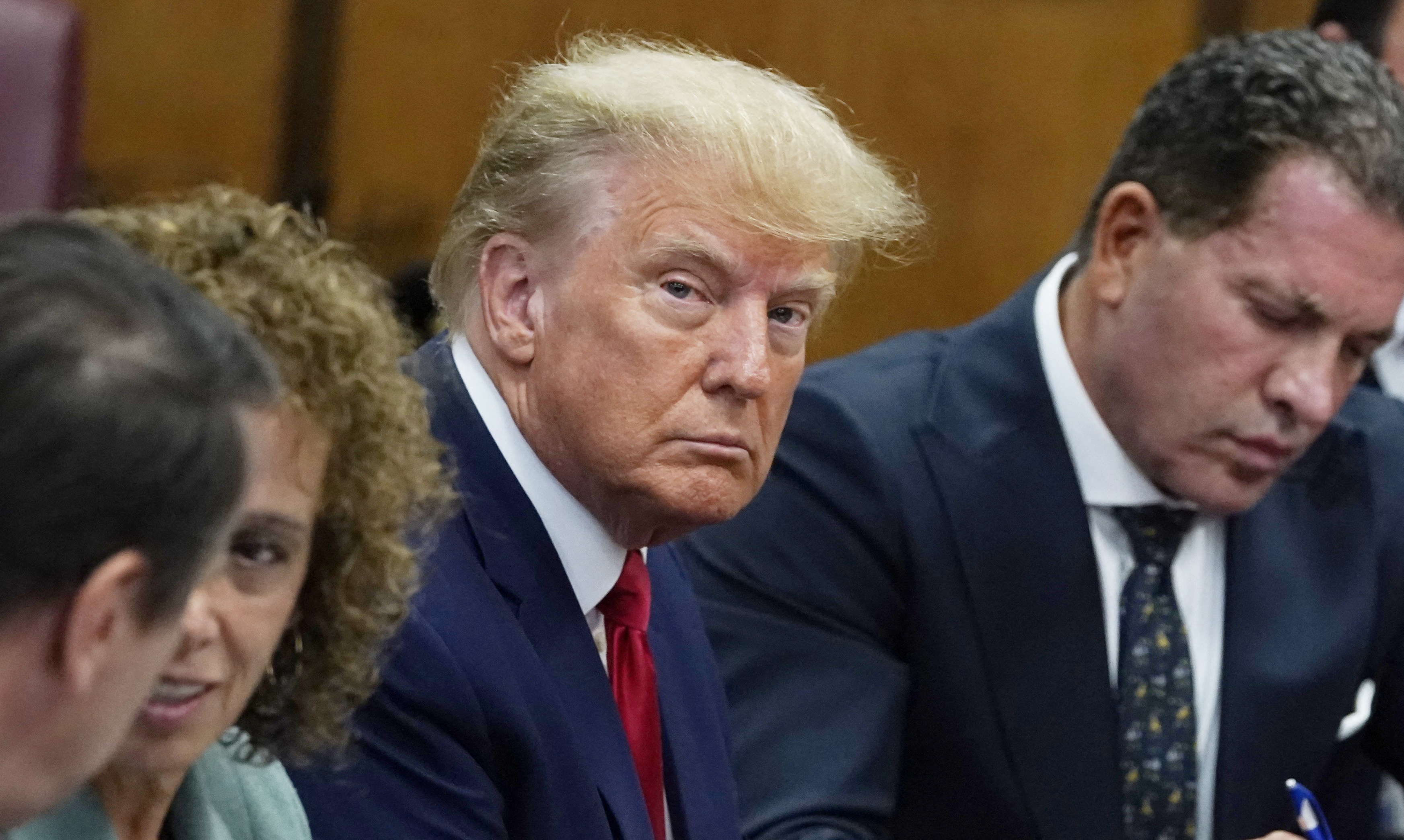 Ong Trump noi nhan vien toa an 'phat khoc' khi ong bi bat hinh anh