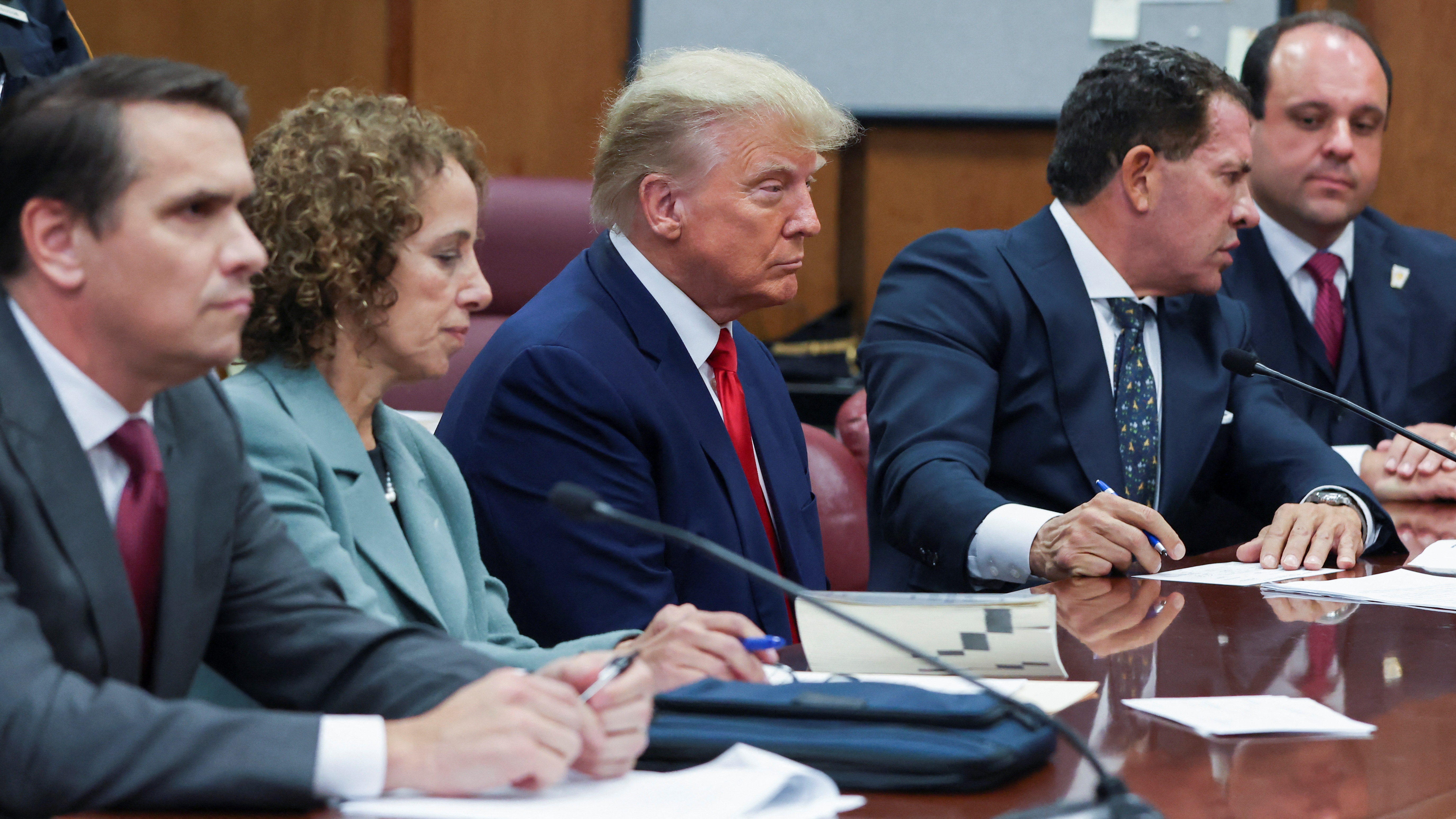 trump bi truy to anh 2