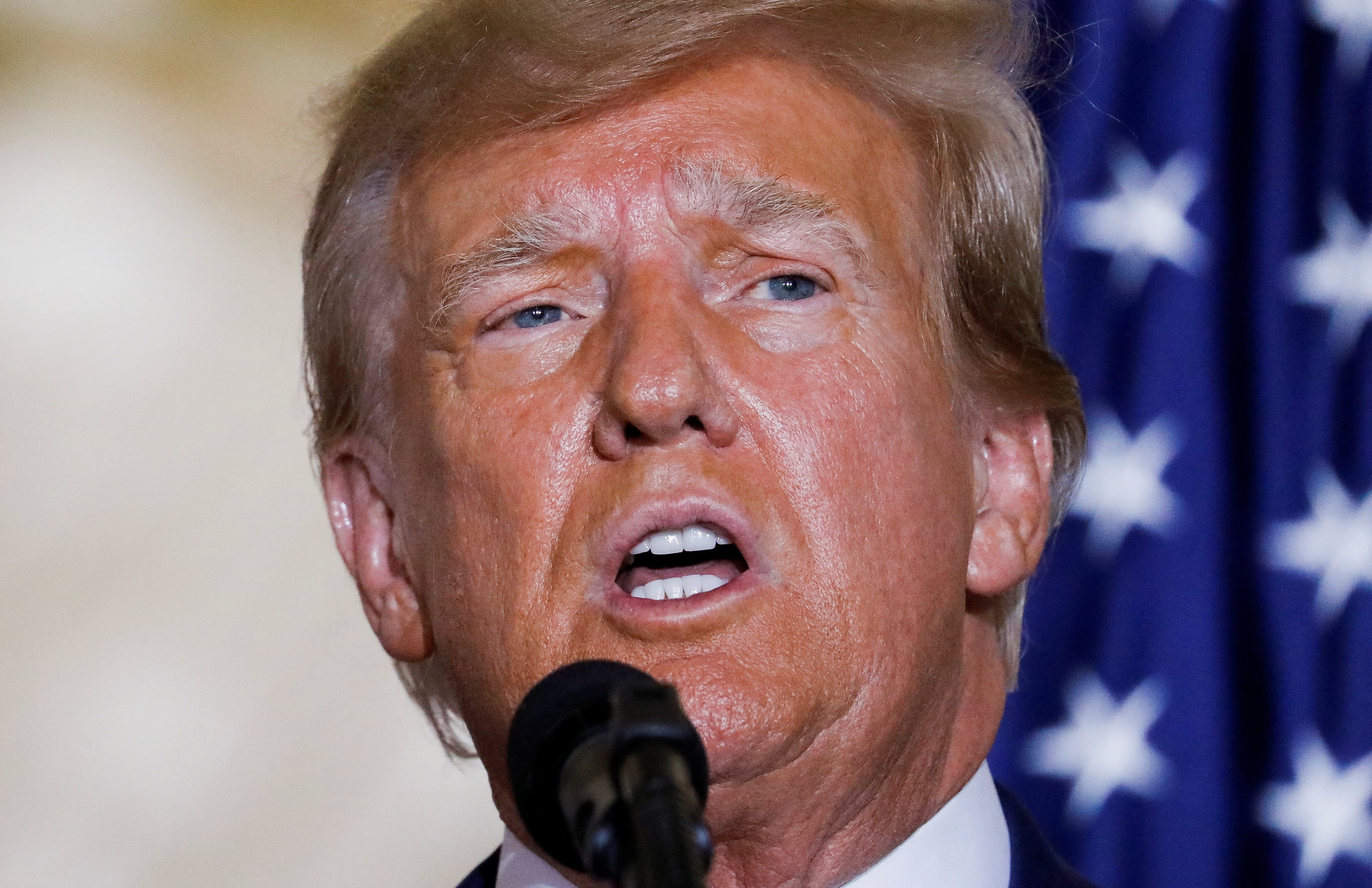 trump bi truy to anh 1