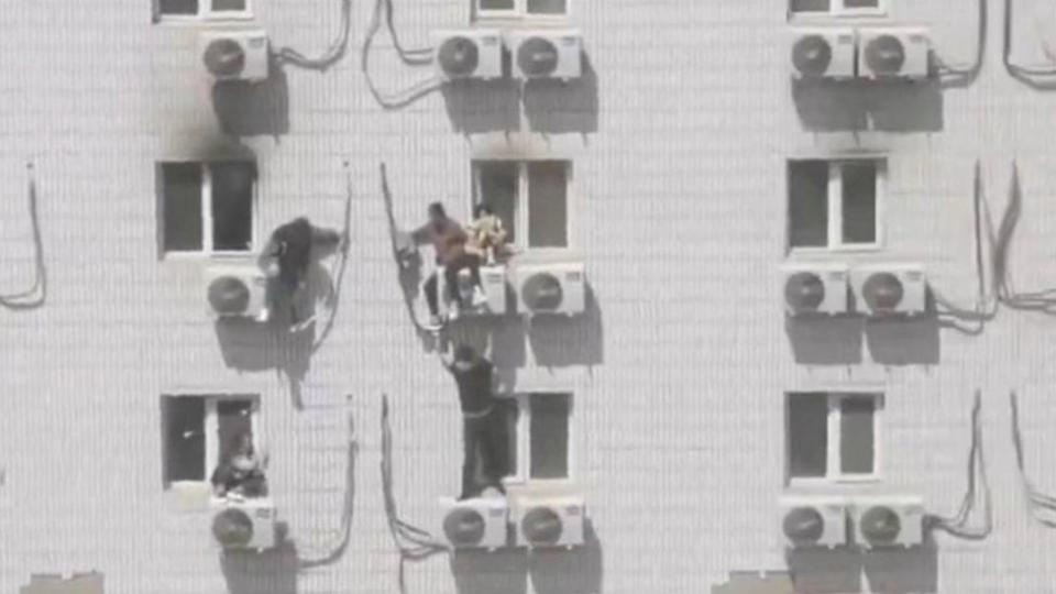 Buc anh hon nghin loi trong vu chay tham khoc o Bac Kinh hinh anh