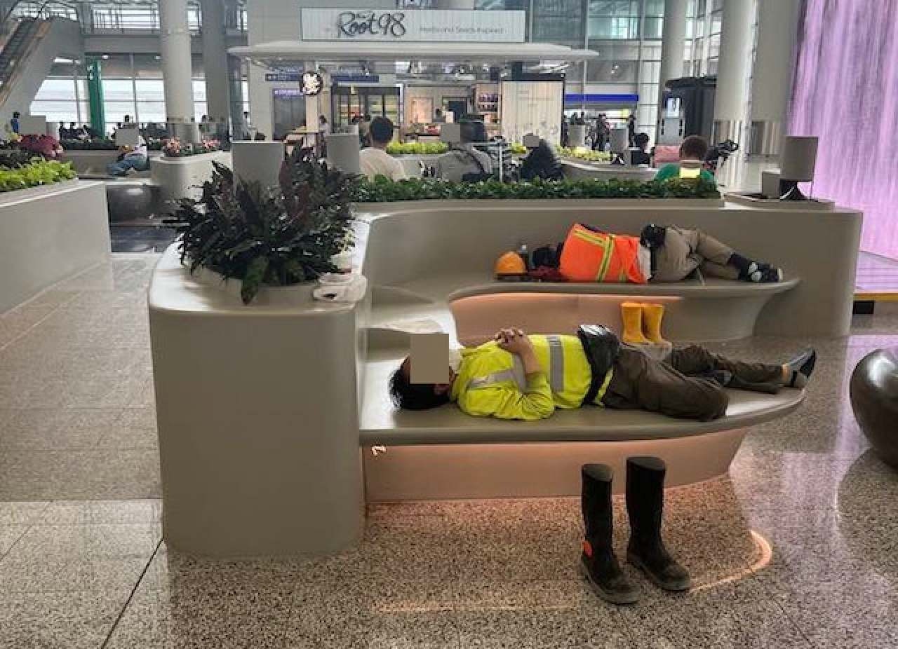 Buc anh gay tranh luan o Hong Kong  hinh anh