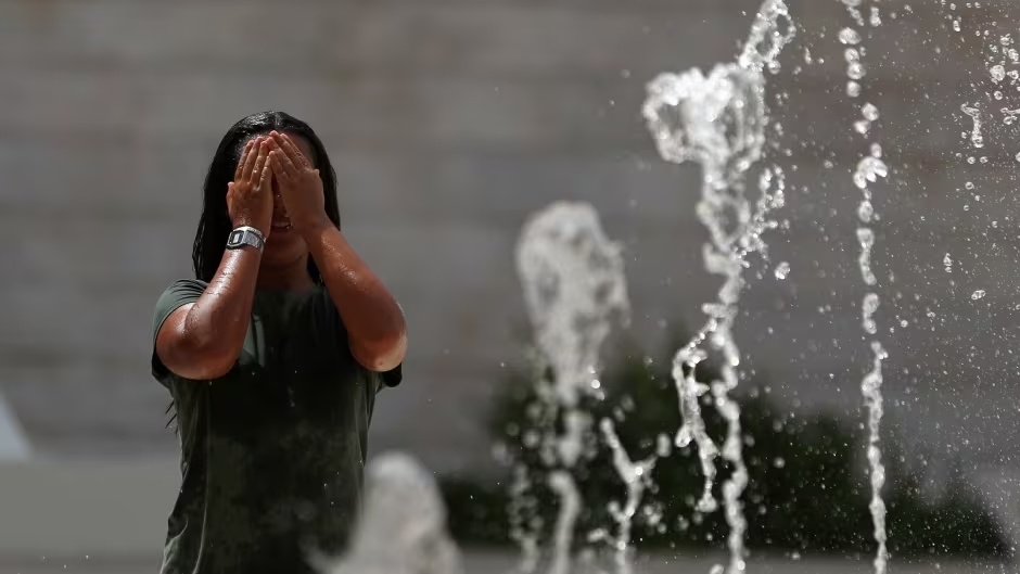 Tay Ban Nha, Bo Dao Nha trai qua thang tu nong chua tung thay hinh anh