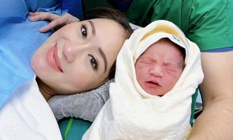 Con gai ong Thaksin sinh con truoc them bau cu hinh anh