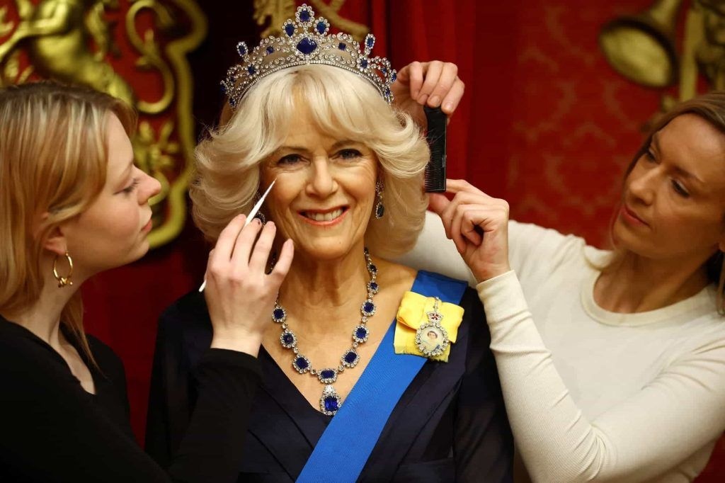 Ba Camilla mac ao choang cua Nu hoang Elizabeth II khi dang quang hinh anh