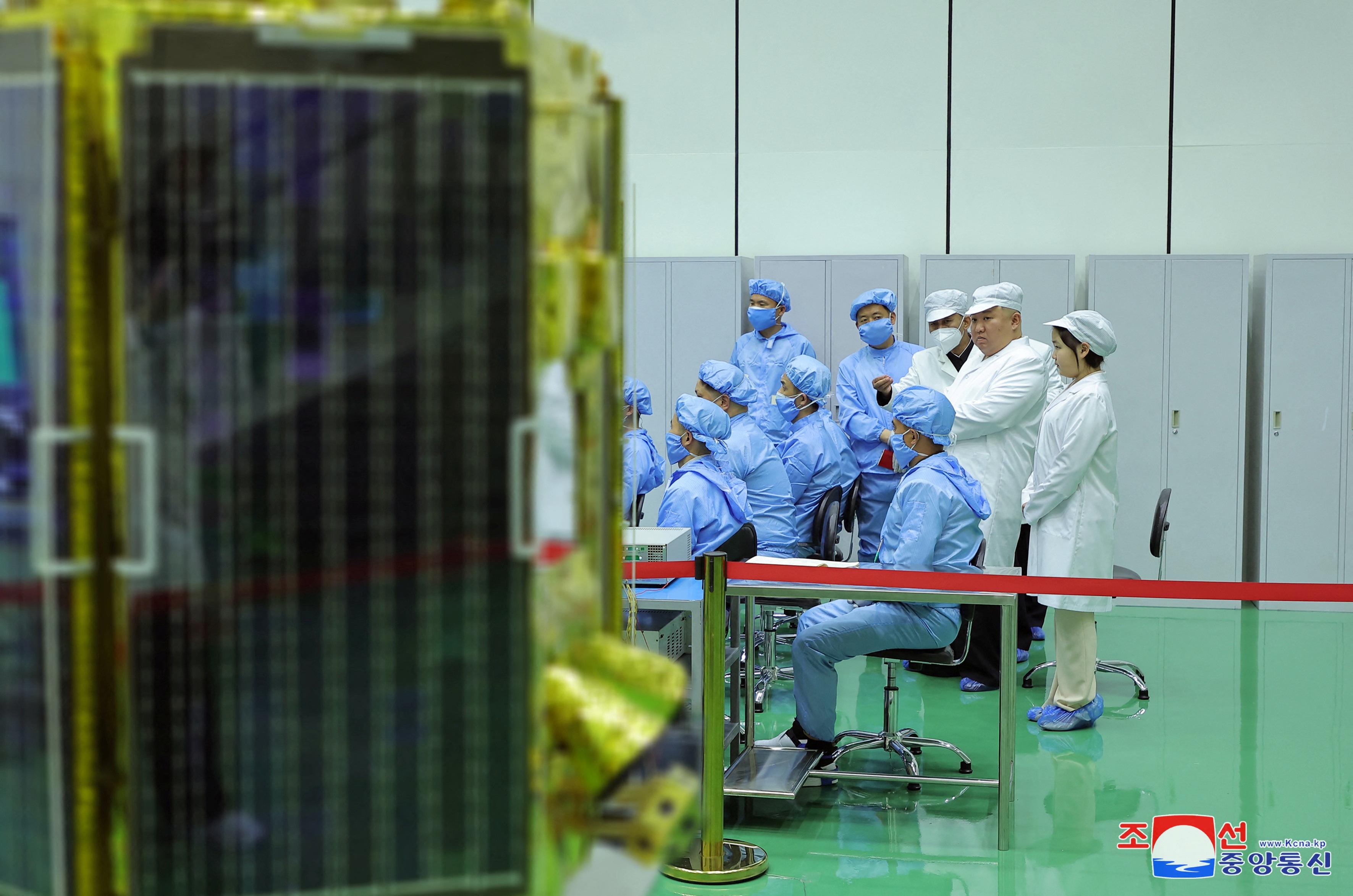 Vat duoc lam mo dang chu y trong buc anh moi cua ong Kim Jong Un hinh anh