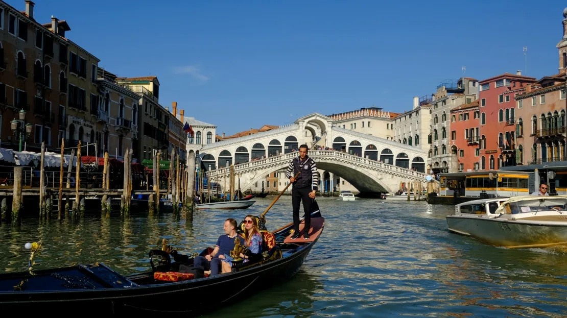 Venice cam nhom du khach di len cau hinh anh