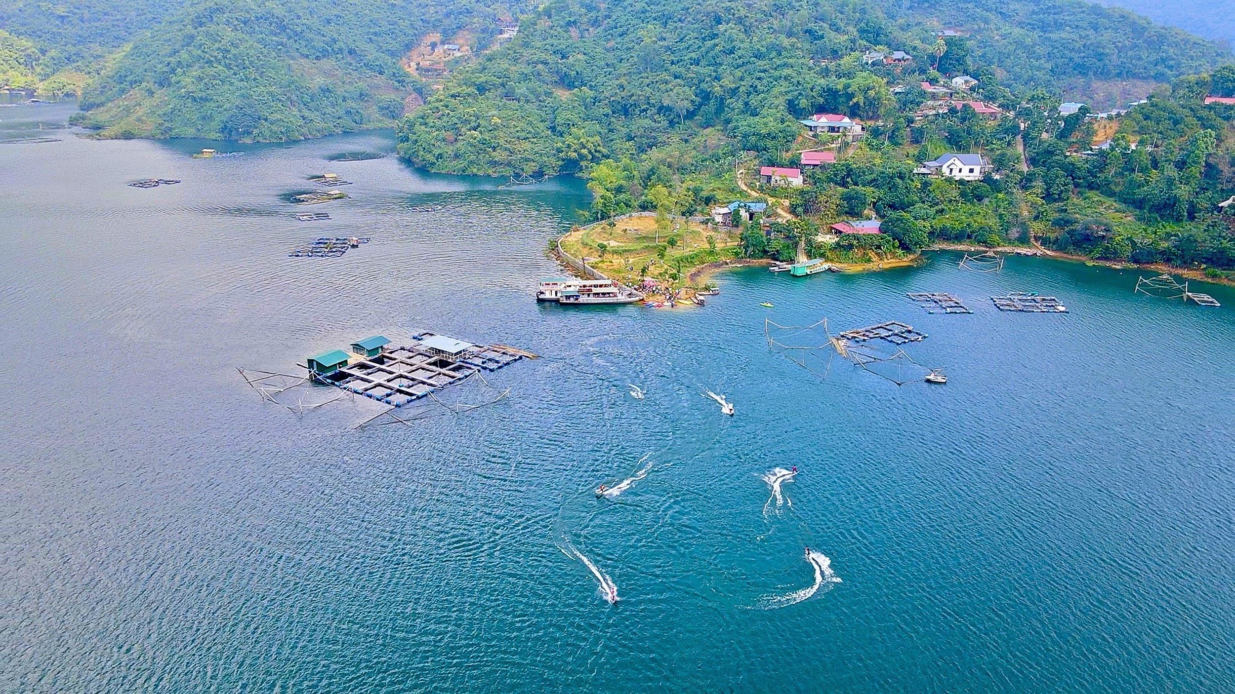 Ban Bich Tru vung long ho song Da co nhieu tiem nang du lich hinh anh