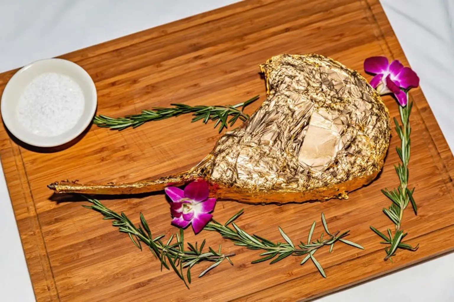 Nha hang ban bua toi giao thua boc vang gia gan nua ty dong hinh anh