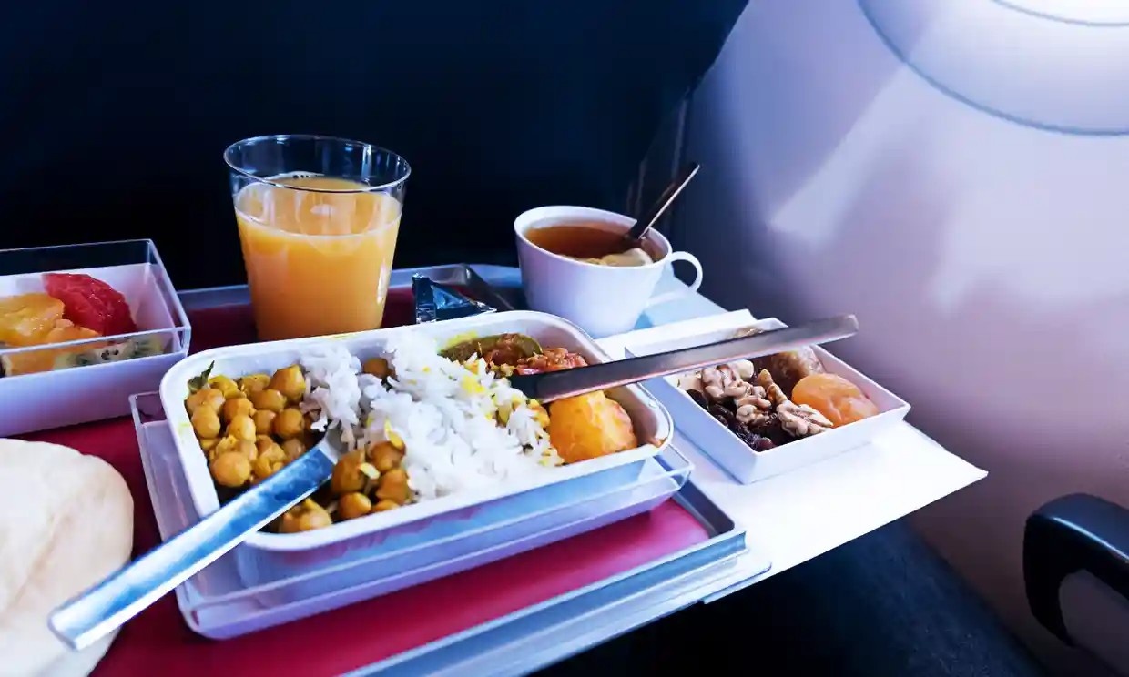 May bay My chuyen huong de xu ly mot khach hang thuong gia hinh anh