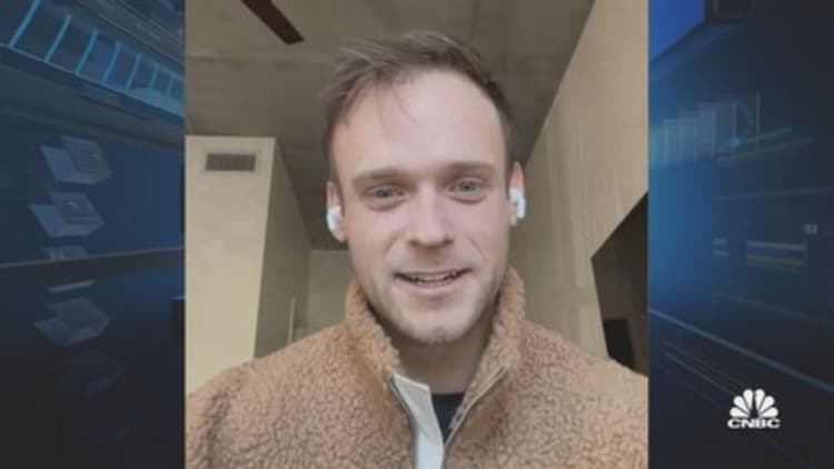 Nguoi dan ong bo pho de di vong quanh the gioi tren chung cu noi hinh anh